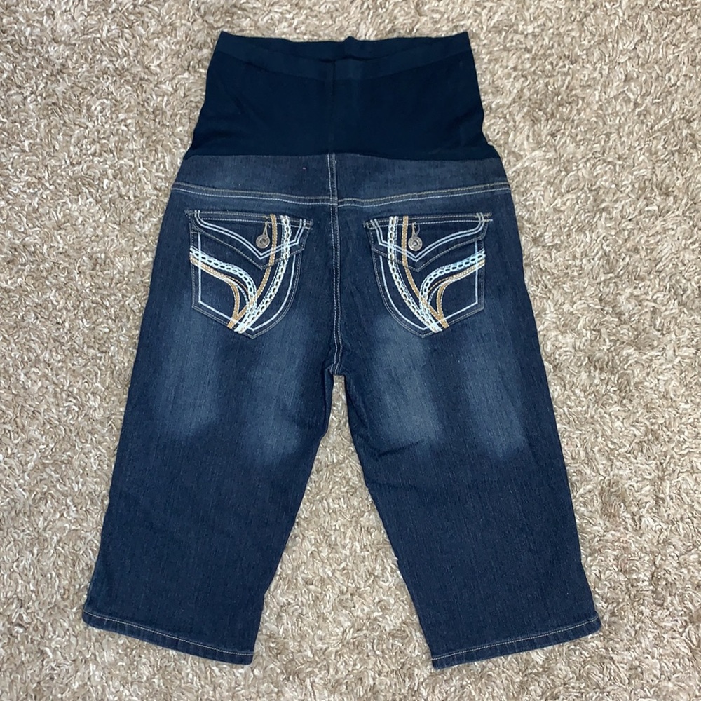 Bella Vida Maternity crop capri length jeans